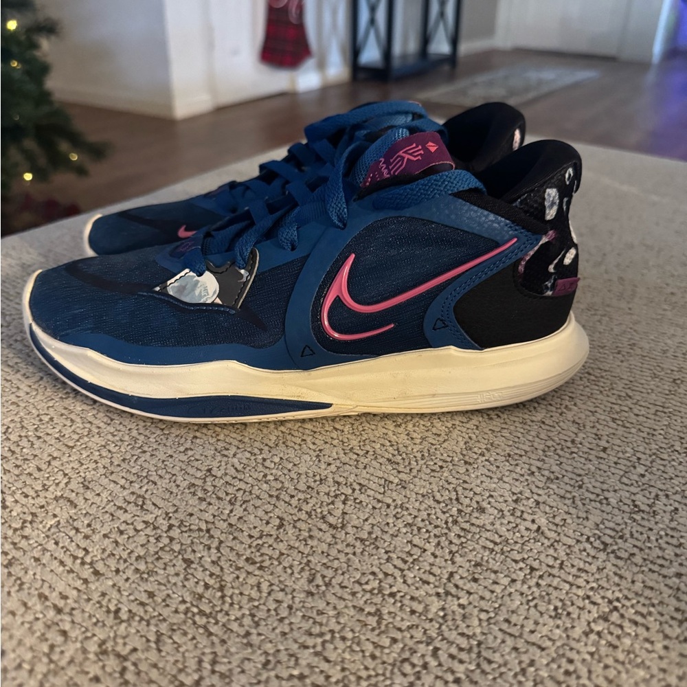 Women’s basketball shoes